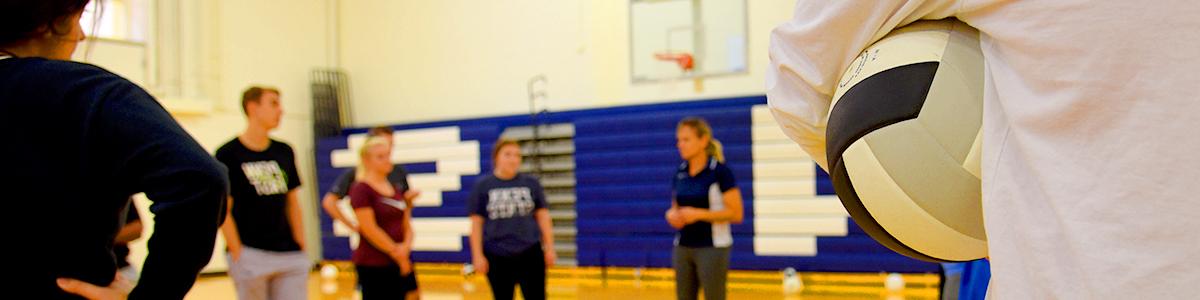 关闭-up of a volleyball during a kinesiology class